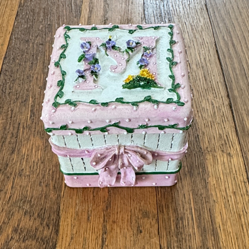 🎀 Linda Grayson “M” vintage keepsake/trinket box.